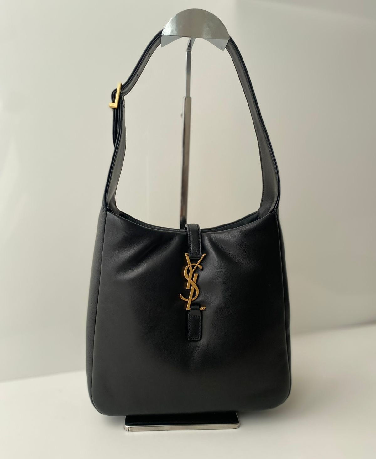 Saint Laurent Le 5 à 7 Supple