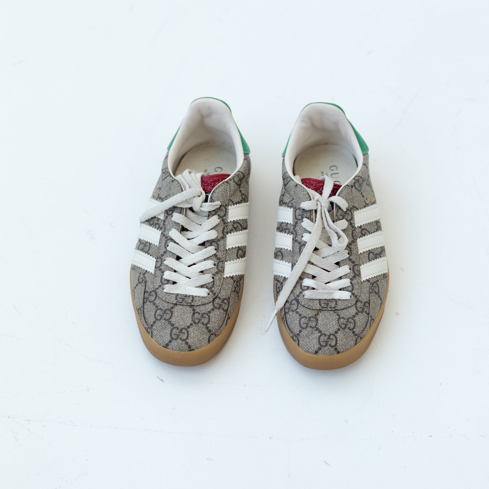 Tênis Gucci x Adidas Gazelle GG Monograma