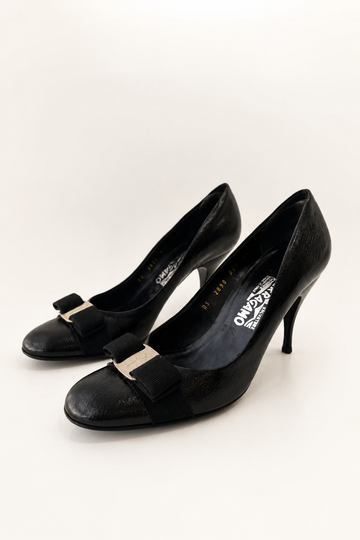 Salvatore Ferragamo Vara Bow Scarpin 37 BR