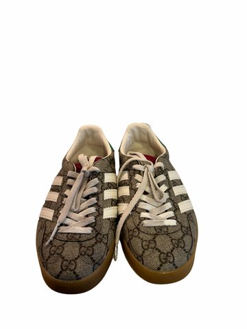 Tênis Gucci x Adidas Gazelle GG Monograma
